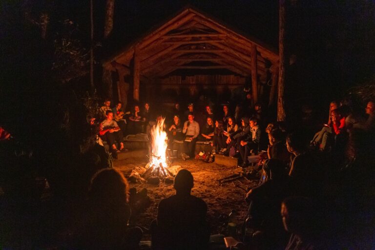 Ognisko podczas obozu astronomicznego